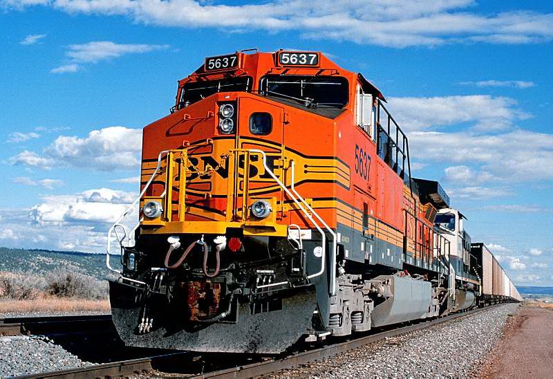 Jeu du chiffre en image VI - Page 11 BNSF%205637%20West,%20stopped%20at%20Pedro%20Siding,%20north%20of%20Newcastle,%20WY.%20September%202003